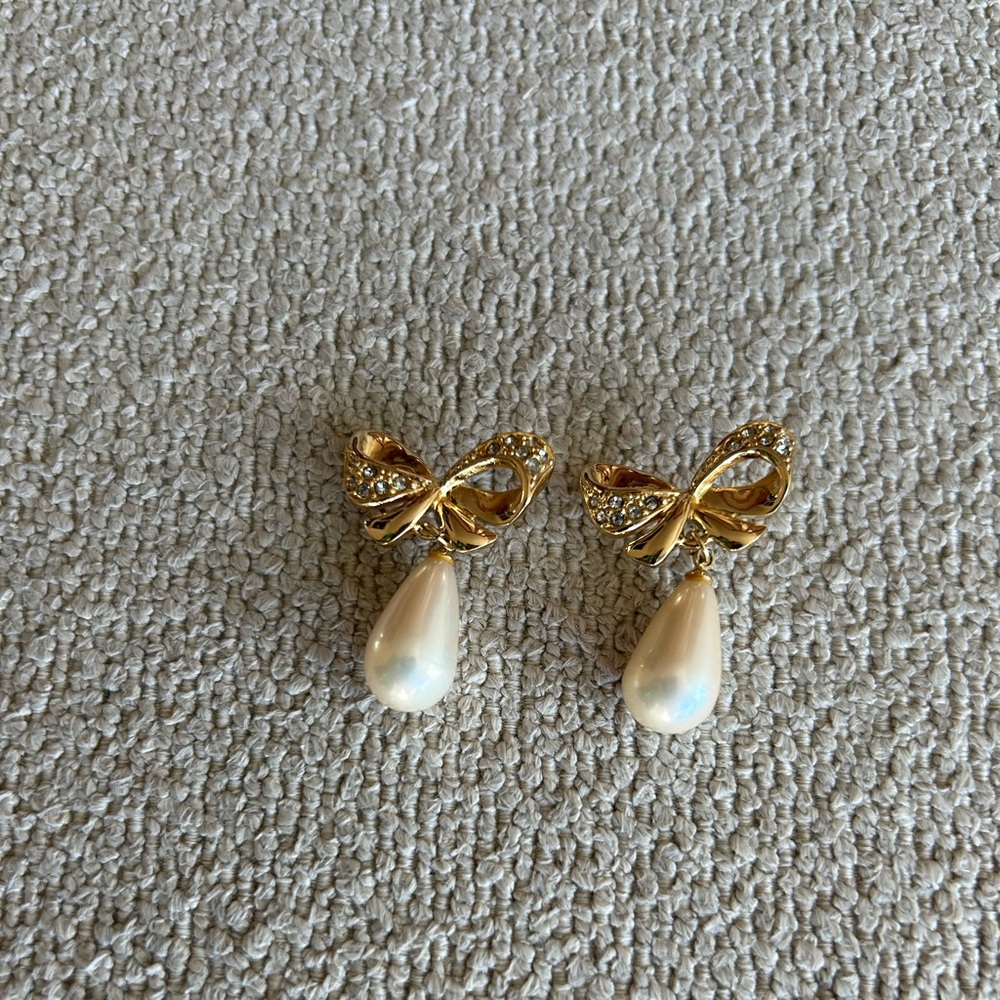 Elegant Gold Bow and Drop Pearl Earrings